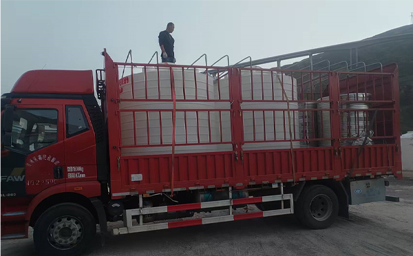 静宁立式运输桶安排发货现场